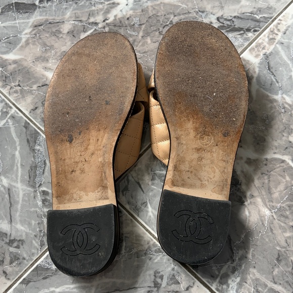 CHANEL Cross Over Quilted CC 2024 Sandals Beige and Black - Picture 5 of 5